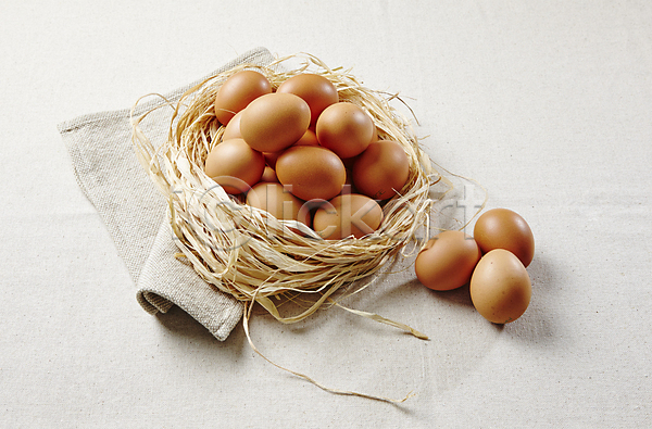 사람없음 JPG 포토 계란 둥지 볏짚 흰배경