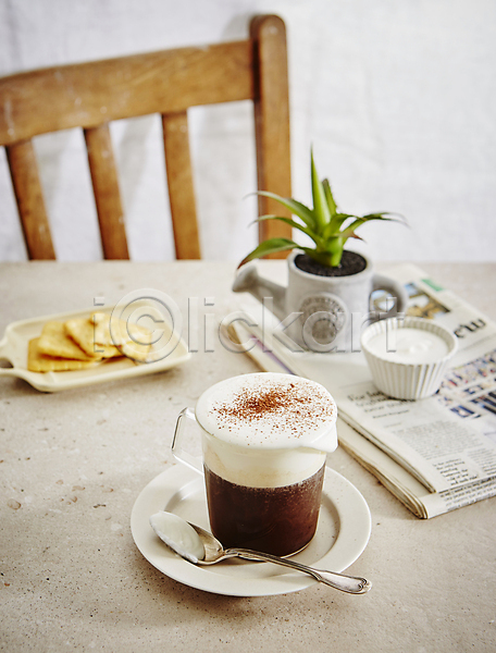 사람없음 JPG 포토 디저트 비엔나커피 신문 실내 의자 커피 쿠키 탁자 티스푼 화분