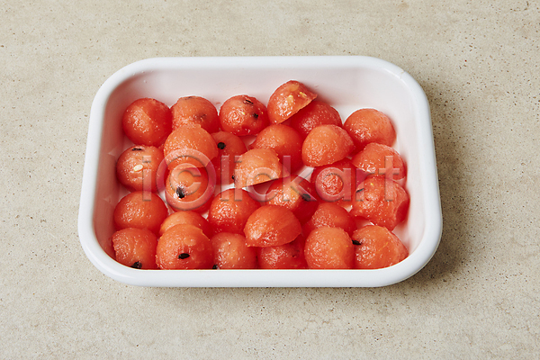 사람없음 JPG 포토 과일 과일조각 담기 디저트 베이지색배경 수박 수박조각 실내