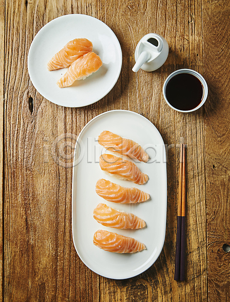 사람없음 JPG 포토 하이앵글 간장 나무배경 나무젓가락 실내 연어초밥 일본음식 초밥