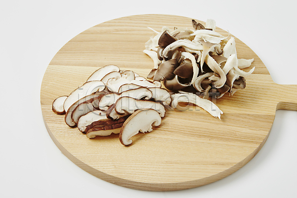 사람없음 JPG 포토 나무도마 느타리버섯 버섯 식재료 실내 재료손질 표고버섯 흰배경