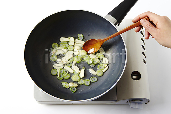 요리중 신체부위 JPG 포토 굽기 기름(음식) 나무숟가락 대파 마늘 버너 손 식재료 실내 파기름 프라이팬 흰배경