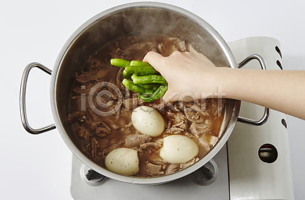 요리중 신체부위 JPG 포토 꽈리고추 끓이기 넣기 들기 버너 손 쇠고기장조림 실내 장조림 흰배경