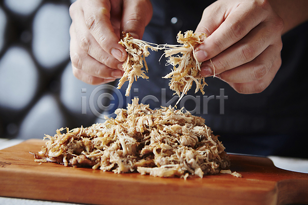 요리중 신체부위 JPG 포토 나무도마 돼지고기 들기 손 식재료 실내 재료손질 찢어짐 풀드포크