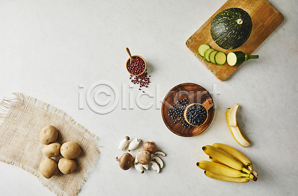 사람없음 JPG 포토 하이앵글 감자 검은콩 단호박 바나나 버섯 식재료 실내 애호박 양파 팥 회색배경