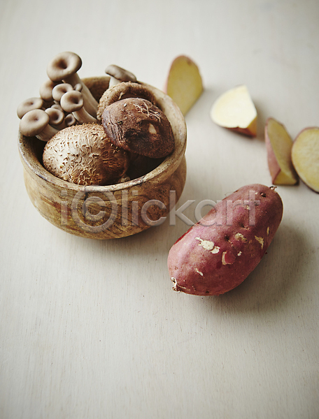 사람없음 JPG 포토 고구마 느타리버섯 담기 버섯 식재료 실내 표고버섯 회색배경