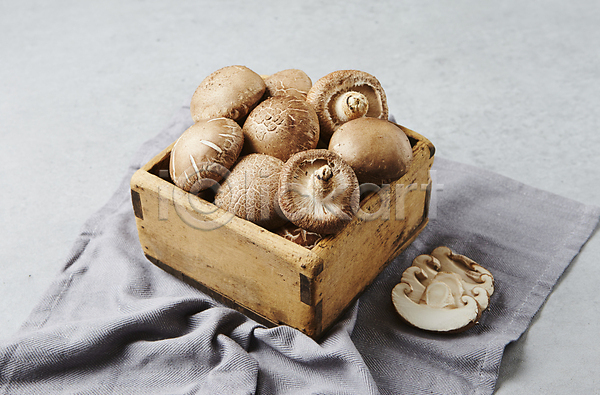 사람없음 JPG 포토 나무상자 담기 식재료 실내 표고버섯 회색배경