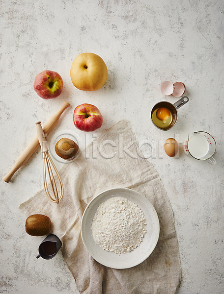 사람없음 JPG 포토 하이앵글 거품기 계란 밀가루 반죽밀대 배(과일) 사과 식재료 실내 우유 키위 회색배경