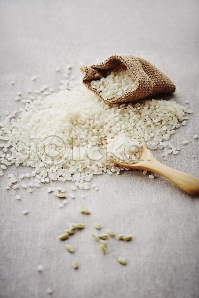 사람없음 JPG 포토 곡류 나무숟가락 식재료 실내 쌀 회색배경