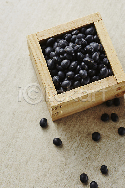 사람없음 JPG 포토 검은콩 나무상자 담기 식재료 실내 콩 회색배경