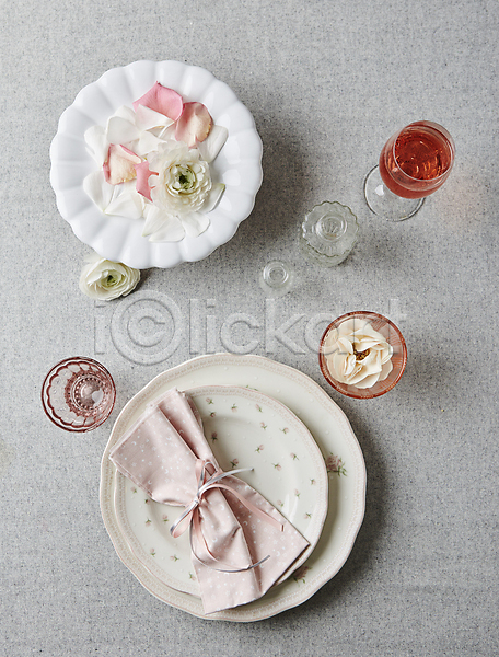 사람없음 JPG 포토 하이앵글 냅킨 식탁보 실내 와인 장미 접시 회색배경