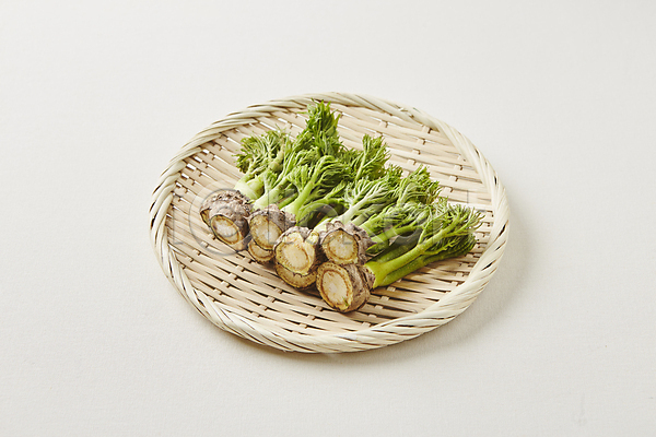 사람없음 JPG 포토 두릅 땅두릅 봄나물 소쿠리 식재료 실내 흰배경