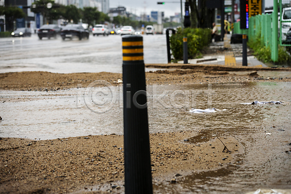 사람없음 JPG 아웃포커스 포토 도로 보행로 비(날씨) 성남 야외 자연재해 주간 폭우 홍수 흙 흙탕물