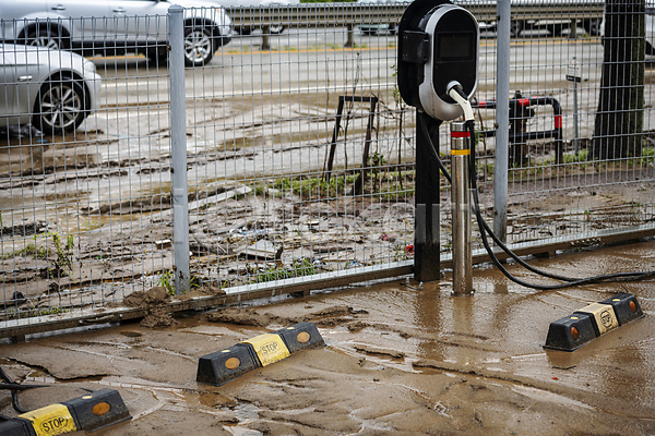사람없음 JPG 포토 비(날씨) 성남 야외 울타리 자연재해 주간 주차장 충전기 충전소 폭우 홍수 흙탕물