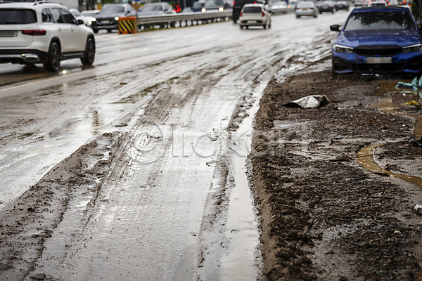 사람없음 JPG 포토 고장 도로 비(날씨) 성남 야외 자동차 자연재해 주간 진흙 침수차 폭우 흙탕물