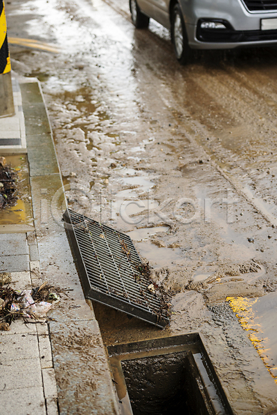 사람없음 JPG 포토 도로 뚜껑 배수구 비(날씨) 성남 야외 오픈 자동차 자연재해 주간 폭우 홍수 흙탕물