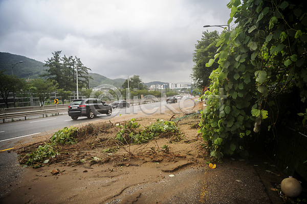 사람없음 JPG 포토 도로 무너짐 붕괴 비(날씨) 산사태 성남 야외 자동차 자연재해 주간 진흙 폭우