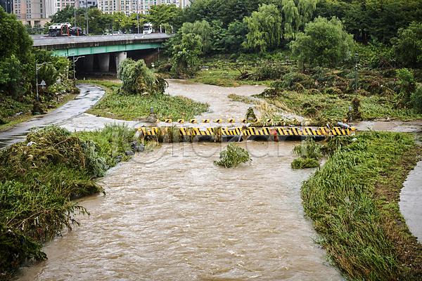 사람없음 JPG 포토 강 공원길 다리(건축물) 비(날씨) 산책로 성남 야외 자연재해 주간 폭우 홍수 흙탕물