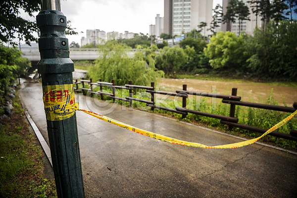 사람없음 JPG 포토 가로등 공원길 비(날씨) 산책로 성남 안전선 야외 자연재해 주간 출입금지 통제 폭우 폴리스라인 홍수