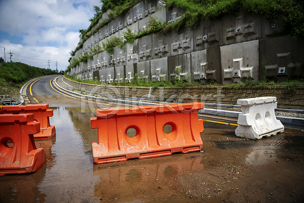 사람없음 JPG 포토 도로 바리케이드 비(날씨) 성남 야외 자연재해 주간 진입금지 폭우 흙탕물