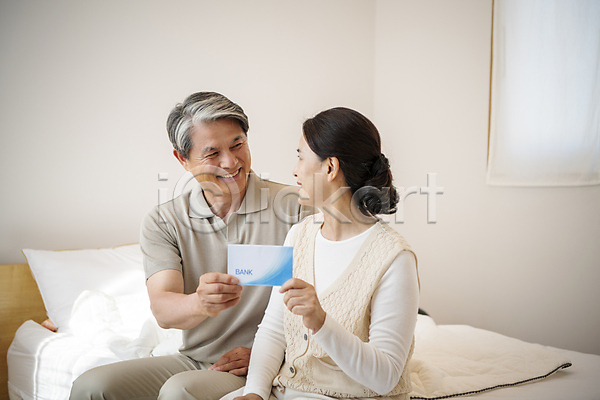 감탄 즐거움 행복 60대 남자 노년 노인만 두명 여자 한국인 JPG 앞모습 포토 노부부 노후자금 들기 마주보기 미소(표정) 부부라이프 상반신 실내 실버라이프 앉기 응시 잡기 통장 할머니 할아버지