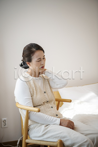 고통 불편함 60대 노년 노인여자한명만 여자 한국인 한명 JPG 옆모습 포토 눈감음 상반신 실내 실버라이프 앉기 의자 잡기 침실 할머니