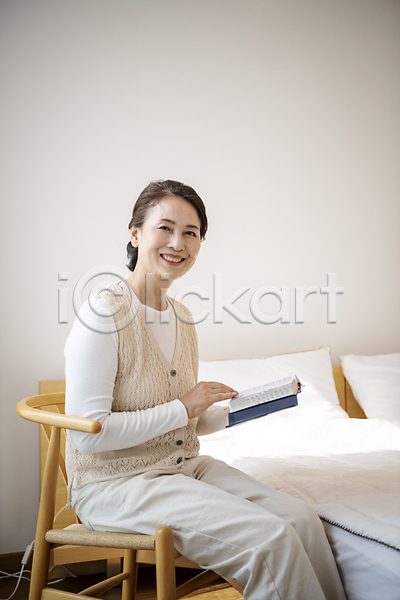 즐거움 60대 노년 노인여자한명만 여자 한국인 한명 JPG 포토 들기 미소(표정) 상반신 성경 실내 실버라이프 앉기 응시 의자 침대 할머니