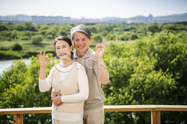 즐거움 행복 60대 남자 노년 노인만 두명 여자 한국인 JPG 앞모습 옆모습 포토 OK 노부부 미소(표정) 백허그 부부라이프 상반신 서기 손들기 손짓 실버라이프 안기 야외 야외테라스 응시 주간 할머니 할아버지