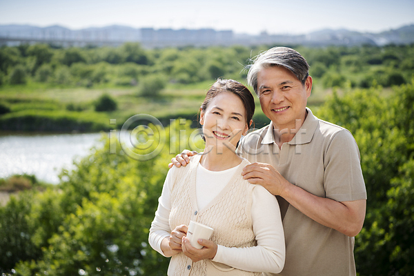 즐거움 행복 60대 남자 노년 노인만 두명 여자 한국인 JPG 앞모습 포토 노부부 놓기 들기 미소(표정) 부부라이프 상반신 서기 실버라이프 야외 야외테라스 어깨에손 응시 주간 커피잔 할머니 할아버지
