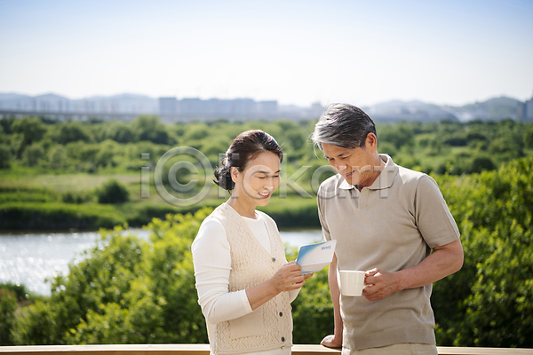 즐거움 행복 60대 남자 노년 노인만 두명 여자 한국인 JPG 앞모습 옆모습 포토 기댐 노부부 들기 미소(표정) 부부라이프 상반신 서기 실버라이프 야외 야외테라스 응시 주간 커피잔 통장 할머니 할아버지