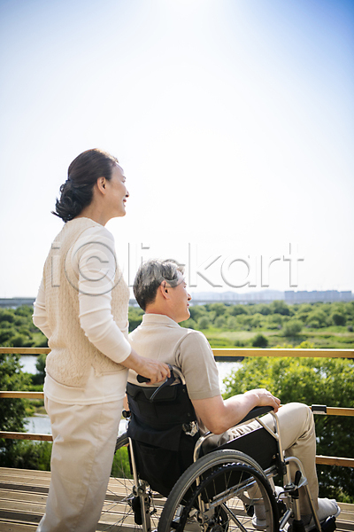 즐거움 행복 60대 남자 노년 노인만 두명 여자 한국인 JPG 뒷모습 옆모습 포토 간호 노부부 미소(표정) 부부라이프 상반신 서기 실버라이프 앉기 야외 야외테라스 응시 잡기 전신 주간 할머니 할아버지 휠체어