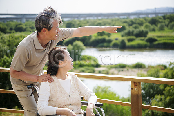 즐거움 행복 60대 남자 노년 노인만 두명 여자 한국인 JPG 옆모습 포토 가리킴 간호 노부부 미소(표정) 부부라이프 상반신 서기 손들기 실버라이프 앉기 야외 야외테라스 어깨에손 응시 주간 할머니 할아버지 휠체어
