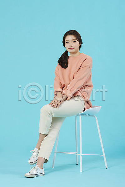 20대 성인 성인여자한명만 여자 한국인 한명 JPG 앞모습 포토 다리꼬기 대학생 대학생라이프 미소(표정) 스튜디오촬영 실내 앉기 의자 전신 파란배경 학생