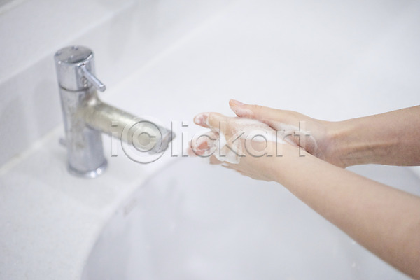 깨끗함 사회이슈 20대 성인 성인여자한명만 신체부위 여자 한국인 한명 JPG 포토 감염 거품 델타변이바이러스 바이러스 세면대 손 손세정제 손씻기 손씻기방법 실내 예방 욕실 위생 청결 코로나바이러스 화장실