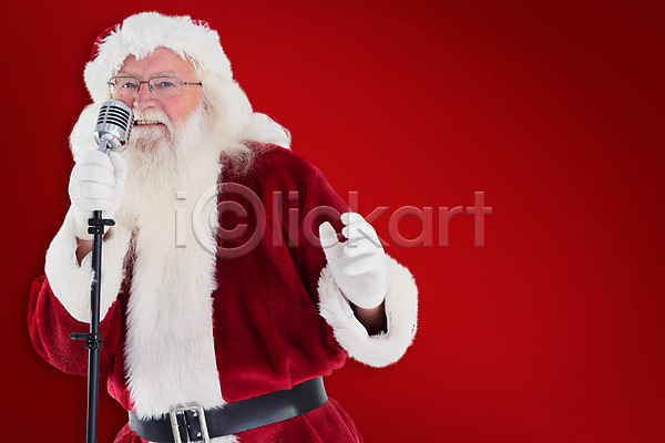 남자 노년 노인남자한명만 한명 JPG 앞모습 포토 해외이미지 노래 빨간색 산타클로스 상반신 손짓 스탠드마이크 크리스마스 해외202004