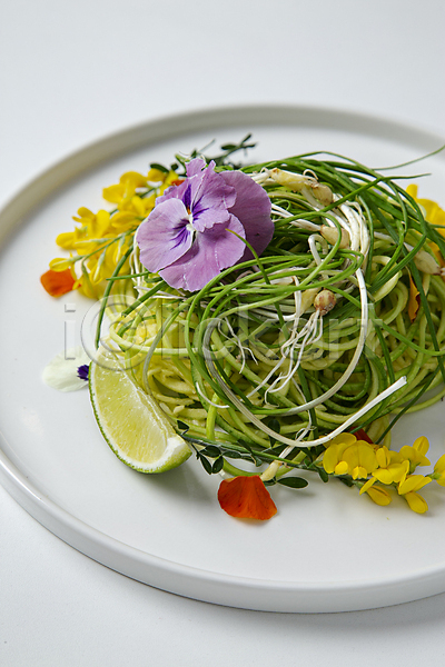 사람없음 JPG 포토 건강식 꽃 달래 라임 샐러드 실내 접시 흰배경