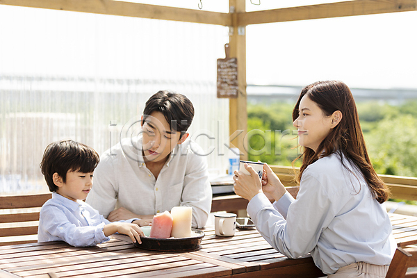 즐거움 행복 30대 남자 성인 세명 소년 어린이 여자 한국인 JPG 앞모습 옆모습 포토 가족 가족라이프 들기 머그컵 미소(표정) 상반신 아들 아빠 앉기 야외 야외의자 야외테이블 엄마 응시 정원 주간 초 커피