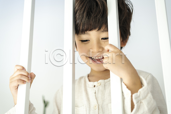 즐거움 행복 남자 소년 소년한명만 어린이 한국인 한명 JPG 앞모습 포토 가족 난간 내려보기 미소(표정) 상반신 서기 실내 어린이라이프 잡기 흰배경