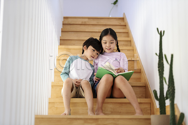 즐거움 행복 10대 남자 두명 소녀(어린이) 소년 어린이 어린이만 여자 한국인 JPG 앞모습 포토 가족 가족라이프 계단 기댐 난간 독서 들기 미소(표정) 선인장 선인장화분 실내 앉기 어린이라이프 응시 전신 책