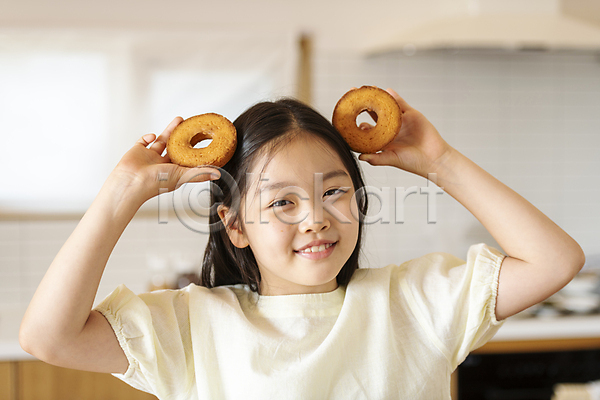즐거움 행복 10대 소녀(어린이) 소녀한명만 어린이 여자 한국인 한명 JPG 아웃포커스 앞모습 포토 도넛 들기 미소(표정) 상반신 실내 어린이라이프 장난