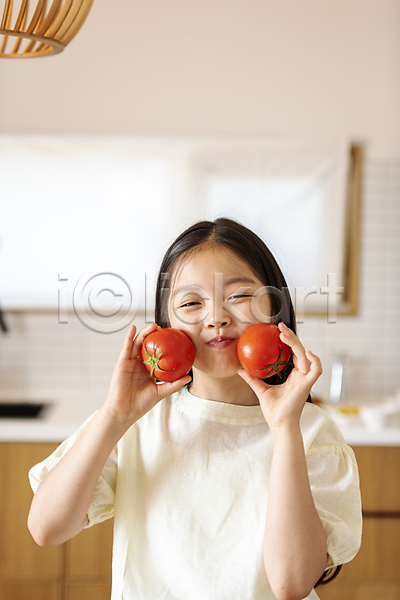 즐거움 행복 10대 소녀(어린이) 소녀한명만 어린이 여자 한국인 한명 JPG 아웃포커스 앞모습 포토 들기 미소(표정) 상반신 실내 어린이라이프 장난 토마토