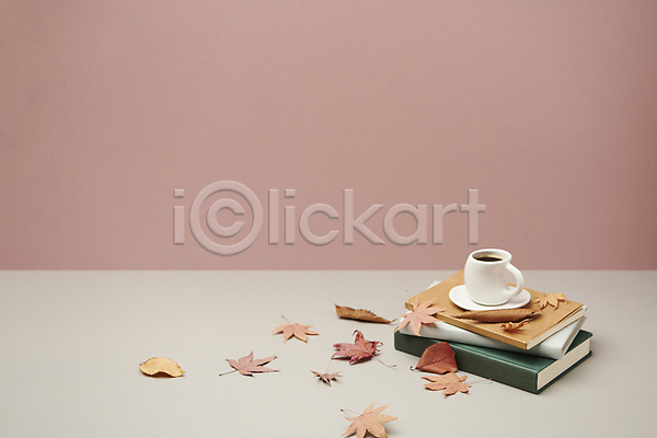 감성 분위기 빈티지 사람없음 JPG 포토 가을(계절) 낙엽 단풍 분홍색배경 스튜디오촬영 실내 오브젝트 책 커피 흰배경