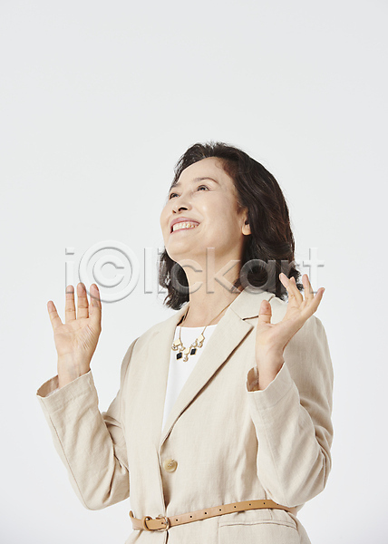 60대 노년 노인여자한명만 여자 한국인 한명 JPG 앞모습 옆모습 포토 놀람 미소(표정) 상반신 손들기 스튜디오촬영 실내 실버라이프 올려보기 우먼라이프 전신 할머니 흰배경