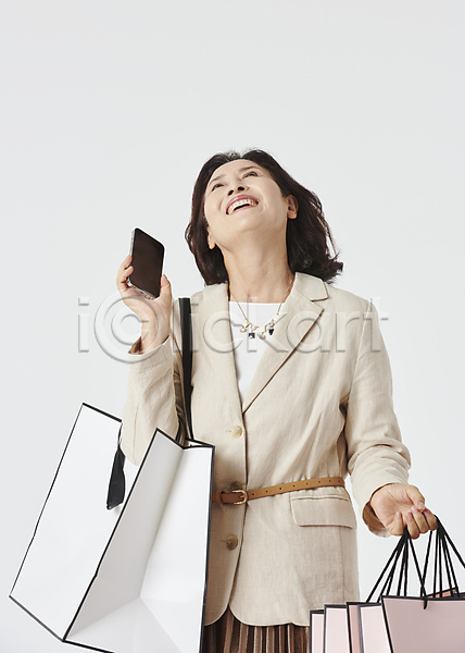 즐거움 60대 노년 노인여자한명만 여자 한국인 한명 JPG 앞모습 포토 들기 미소(표정) 상반신 쇼핑 쇼핑백 스마트폰 스튜디오촬영 실내 실버라이프 우먼라이프 웃음 할머니 흰배경