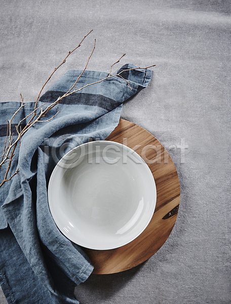 사람없음 JPG 포토 하이앵글 그릇 나무도마 나뭇가지 식탁보 실내 접시 회색배경