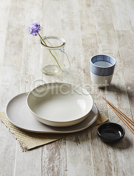 사람없음 JPG 포토 그릇 꽃 나무배경 나무젓가락 식탁보 실내 유리병 접시 컵