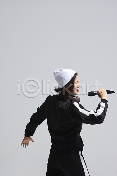60대 노년 노인여자한명만 여자 한국인 한명 JPG 뒷모습 포토 노래 들기 마이크 비니 상반신 스튜디오촬영 실내 실버라이프 액티브시니어 열창 할머니 회색배경 힙스터 힙합
