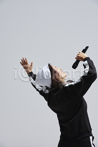 60대 노년 노인여자한명만 여자 한국인 한명 JPG 뒷모습 포토 노래 눈감음 들기 마이크 비니 상반신 손들기 스튜디오촬영 실내 실버라이프 액티브시니어 열창 할머니 회색배경 힙스터 힙합