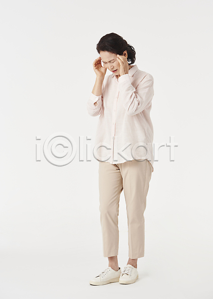 고통 60대 노년 노인여자한명만 여자 한국인 한명 JPG 앞모습 포토 건강관리 노후건강 눈감음 두통 손짚기 스튜디오촬영 실버라이프 우먼라이프 전신 찡그림 할머니 흰배경