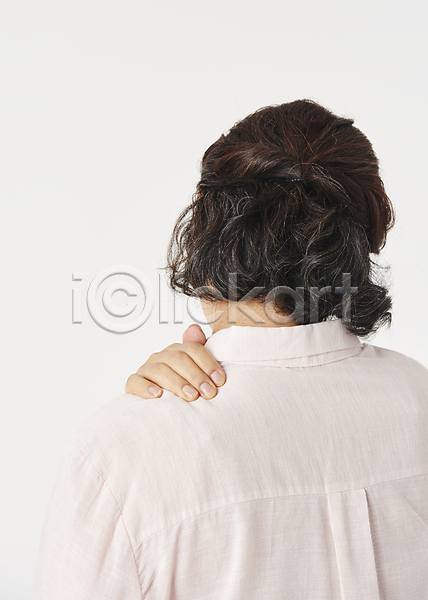 고통 60대 노년 노인여자한명만 여자 한국인 한명 JPG 뒷모습 포토 건강관리 근육통 노후건강 상반신 스튜디오촬영 실버라이프 어깨 어깨통증 우먼라이프 잡기 할머니 흰배경
